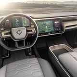 Das Cockpit mit dem 15,6 Zoll Bildschirm