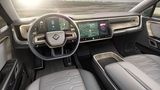 Das Cockpit mit dem 15,6 Zoll Bildschirm