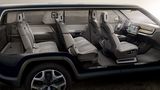 Im Rivian R1S finden bis zu sieben Personen Platz