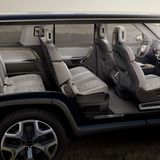 Im Rivian R1S finden bis zu sieben Personen Platz