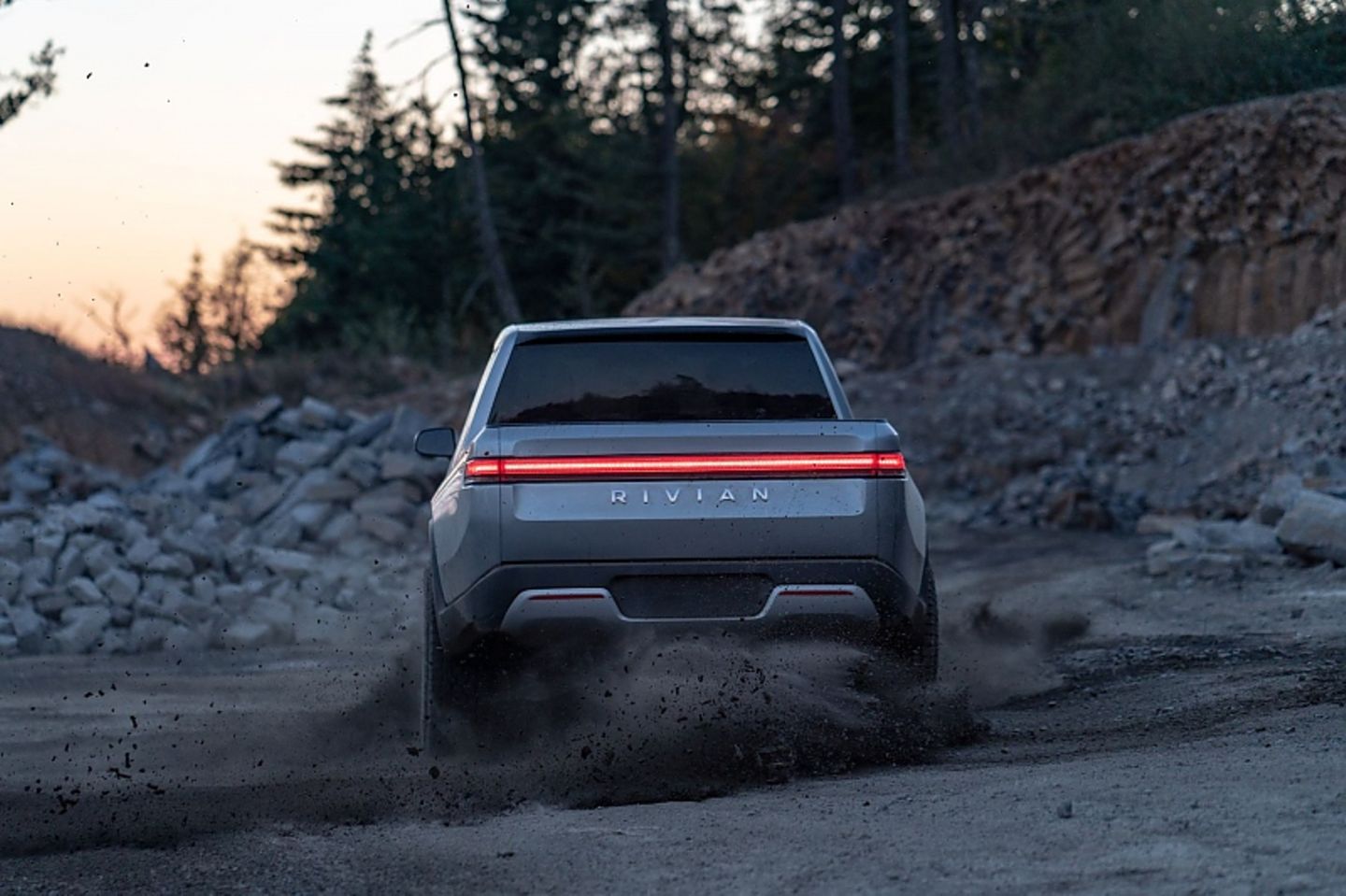 Der Rivian R1T kommt auch im Gelände klar
