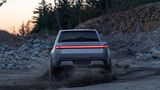 Der Rivian R1T kommt auch im Gelände klar