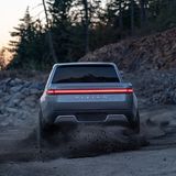 Der Rivian R1T kommt auch im Gelände klar