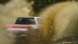 Der Rivian R1T kann auch Wasser durchqueren