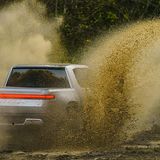 Der Rivian R1T kann auch Wasser durchqueren