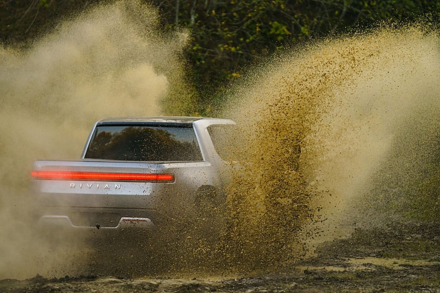 Der Rivian R1T kann auch Wasser durchqueren