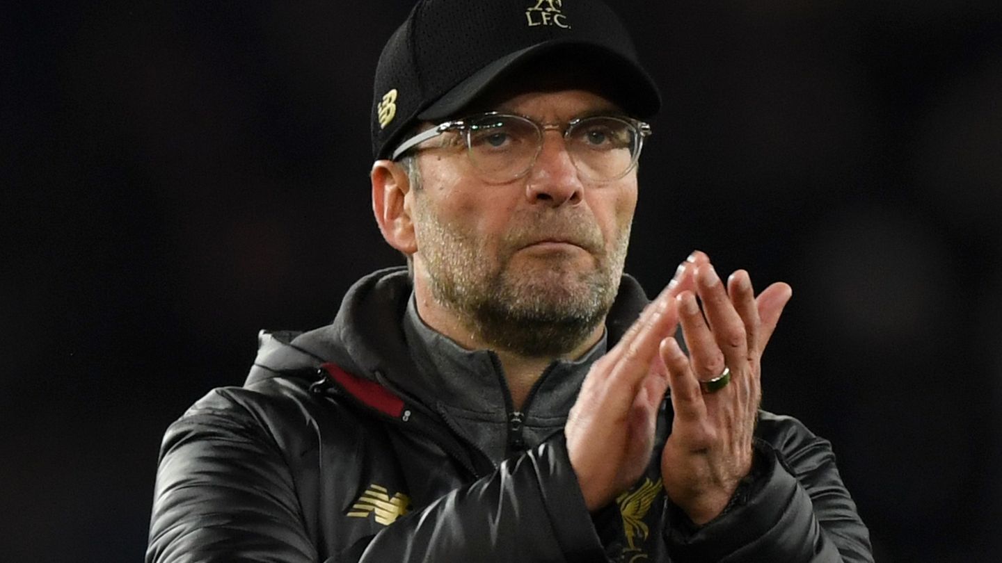 Champions League: Klopp sagte weiter: "Ich war auch genervt (wie seine Spieler, Anm. d. Red.) Das ist ja normal. Ich habe sieben Interviews gegeben. Jedes Interview gibt mir das Gefühl, dass es nicht in Ordnung war, was Paris da gemacht hat." Über Neymar sagte er mit sarkastischen Unterton: "Dass Neymar noch stehen kann, nach allem, was auf ihn eingeprasselt ist an harten Tackles, ist ja Wahnsinn. Jeder weiß das, und trotzdem wird es toleriert. Das macht die Sache schon ein bisschen schwierig." Klopp sagte weiter: "Ich war auch genervt (wie seine Spieler, Anm. d. Red.) Das ist ja normal. Ich habe sieben Interviews gegeben. Jedes Interview gibt mir das Gefühl, dass es nicht in Ordnung war, was Paris da gemacht hat." Über Neymar sagte er mit sarkastischen Unterton: "Dass Neymar noch stehen kann, nach allem, was auf ihn eingeprasselt ist an harten Tackles, ist ja Wahnsinn. Jeder weiß das, und trotzdem wird es toleriert. Das macht die Sache schon ein bisschen schwierig."