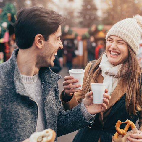 Glühwein trinken auf dem Weihnachtsmarkt