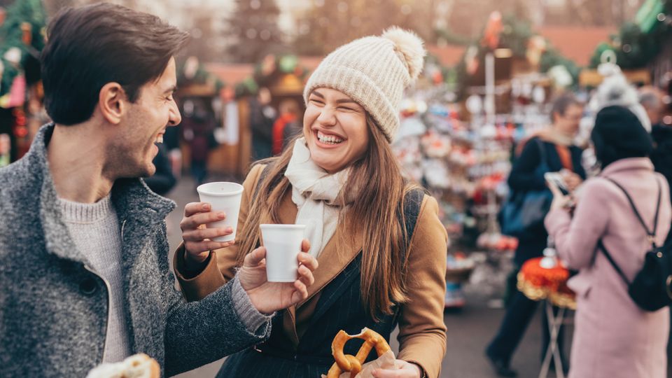 Glühwein trinken auf dem Weihnachtsmarkt Glühwein trinken auf dem Weihnachtsmarkt