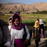 Muschtari, 20 Jahre, verheiratet  Mit ihren Freundinnen ist Muschtari (gelber Schal) auf dem Weg zu einem Picknick. Sie wurde gerade aus dem Krankenhaus entlassen. Muschtari wird von Schmerzattacken heimgesucht, die keine klare körperliche Ursache haben, und hat immer wieder psychotische Phasen, in denen sie um sich schlägt und versucht, sich zu verletzen. Die Ärzte vermuten ein Trauma als Ursache. Doch was genau ihr passiert ist, will Muschtari nicht sagen.