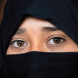 Zeinab, 16 Jahre  Die junge Frau ist schwer traumatisiert, seit sie mit ansehen musste, wie ihre 27-jährige Schwester Zohra von ihrem Mann mit Säure verätzt und lebensgefährlich verletzt wurde. Zeinab erzählt diese Geschichte monoton und ohne erkennbare Gefühlsregung.