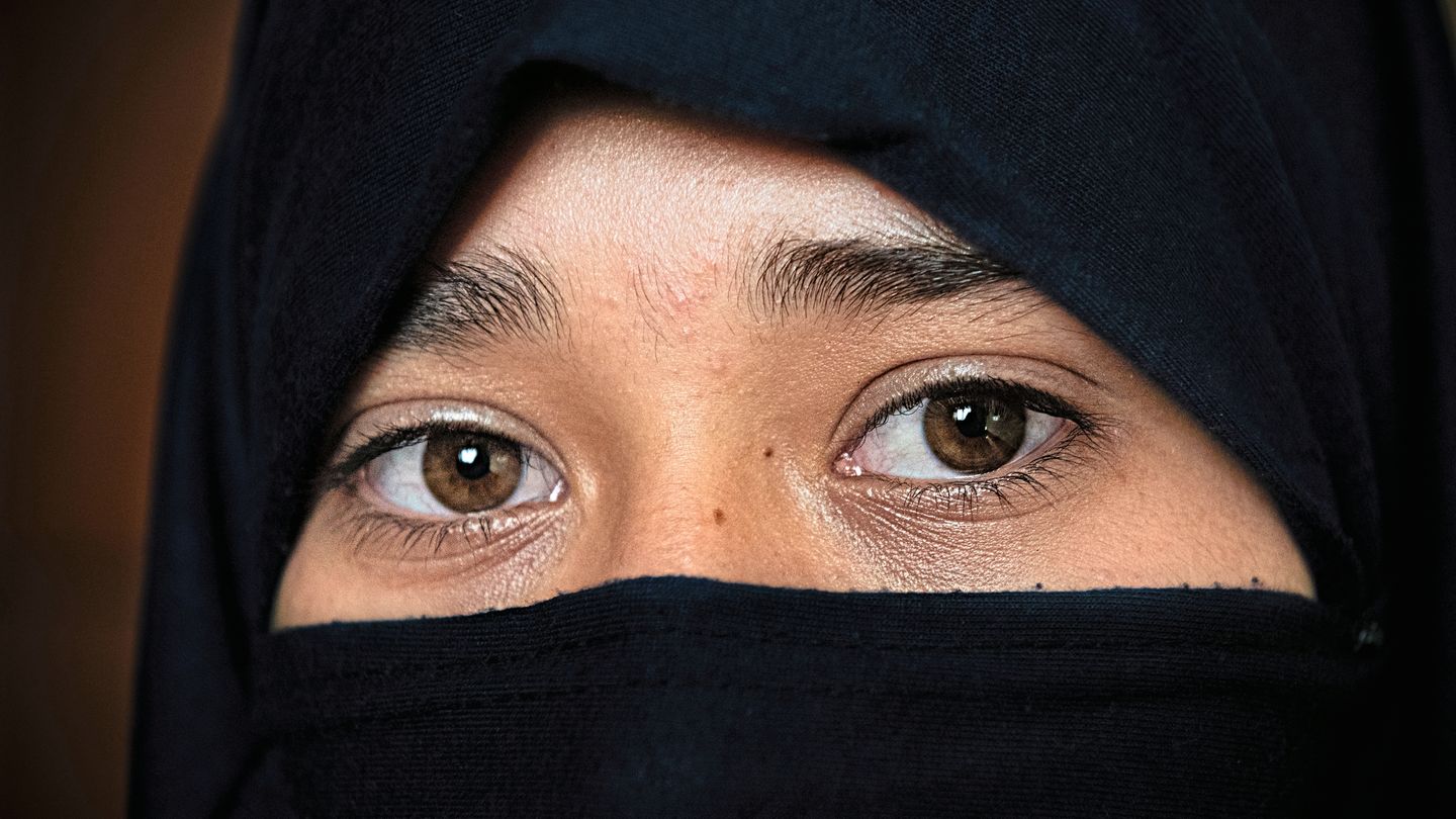 Gewalterfahrungen in Afghanistan: Zeinab, 16 Jahre Die junge Frau ist schwer traumatisiert, seit sie mit ansehen musste, wie ihre 27-jährige Schwester Zohra von ihrem Mann mit Säure verätzt und lebensgefährlich verletzt wurde. Zeinab erzählt diese Geschichte monoton und ohne erkennbare Gefühlsregung. Zeinab, 16 Jahre Die junge Frau ist schwer traumatisiert, seit sie mit ansehen musste, wie ihre 27-jährige Schwester Zohra von ihrem Mann mit Säure verätzt und lebensgefährlich verletzt wurde. Zeinab erzählt diese Geschichte monoton und ohne erkennbare Gefühlsregung.