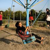 Zarina, 14 Jahre  Zarina spielt mit ein paar Nachbarskindern in einem Park in Kabul. Ihre Mutter hat drei Bombenattentate miterlebt und nun mit schweren psychischen Problemen zu kämpfen; sie schwankt zwischen Aggressionsschüben und Weinkrämpfen.