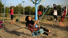 Zarina, 14 Jahre  Zarina spielt mit ein paar Nachbarskindern in einem Park in Kabul. Ihre Mutter hat drei Bombenattentate miterlebt und nun mit schweren psychischen Problemen zu kämpfen; sie schwankt zwischen Aggressionsschüben und Weinkrämpfen.