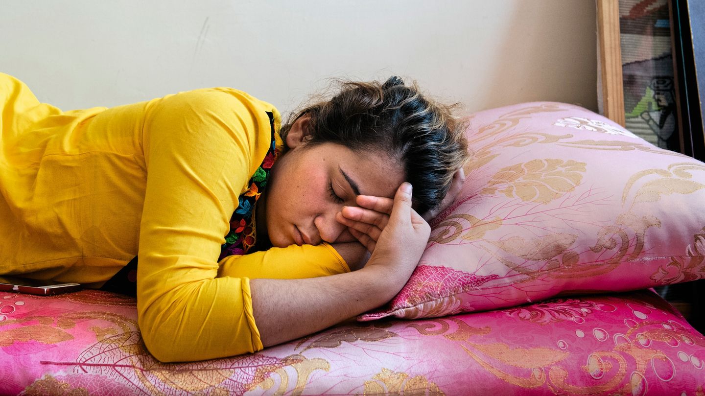 Schazia, 17 Jahre  Schazia klagt über immer wiederkehrende Bauchschmerzen und permanente Übelkeit. In der Klinik konnten dafür keine medizinischen Gründe entdeckt werden. Schazia sagt, sie wolle Wirtschaft studieren.