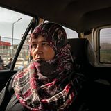 Ziagul, 45 Jahre, verwitwet  Ziagul verlor ihren Ehemann und insgesamt 27 Familienmitglieder im Krieg. Wie ihre Kinder auch leidet sie unter Kopfschmerzen und Schlafstörungen. Einst wurde Ziagul mit einem Mudschaheddin-Kommandanten verheiratet, obwohl sie bereits einem anderen Mann versprochen war. Der Verschmähte nahm Rache, hängte ihren Vater vor ihren Augen auf und schoss Ziagul ins Bein. Sie war damals acht Jahre alt.