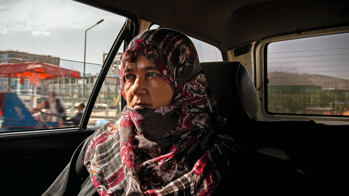 Gewalterfahrungen in Afghanistan: Ziagul, 45 Jahre, verwitwet Ziagul verlor ihren Ehemann und insgesamt 27 Familienmitglieder im Krieg. Wie ihre Kinder auch leidet sie unter Kopfschmerzen und Schlafstörungen. Einst wurde Ziagul mit einem Mudschaheddin-Kommandanten verheiratet, obwohl sie bereits einem anderen Mann versprochen war. Der Verschmähte nahm Rache, hängte ihren Vater vor ihren Augen auf und schoss Ziagul ins Bein. Sie war damals acht Jahre alt. Ziagul, 45 Jahre, verwitwet Ziagul verlor ihren Ehemann und insgesamt 27 Familienmitglieder im Krieg. Wie ihre Kinder auch leidet sie unter Kopfschmerzen und Schlafstörungen. Einst wurde Ziagul mit einem Mudschaheddin-Kommandanten verheiratet, obwohl sie bereits einem anderen Mann versprochen war. Der Verschmähte nahm Rache, hängte ihren Vater vor ihren Augen auf und schoss Ziagul ins Bein. Sie war damals acht Jahre alt.