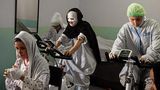 Samira, 17 Jahre, verheiratet  Samira (rechts) war ein intelligentes, sprachbegabtes Mädchen, das man mit elf Jahren zwang, seinen 16-jährigen Cousin zu heiraten. Seither bestand ihr Leben aus Prügeln und Demütigung. Dreimal versuchte sie, mit Rattengift ihr Leben zu beenden. Im Juni übergoss sie sich mit Petroleum und zündete sich an. Ein paar Tage nachdem dieses Foto in einem Krankenhaus in Kabul entstanden war, verließ Samira das Hospital gegen den Willen der Ärzte und erlag kurz danach ihren schweren Verbrennungen.