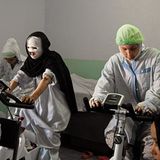 Samira, 17 Jahre, verheiratet  Samira (rechts) war ein intelligentes, sprachbegabtes Mädchen, das man mit elf Jahren zwang, seinen 16-jährigen Cousin zu heiraten. Seither bestand ihr Leben aus Prügeln und Demütigung. Dreimal versuchte sie, mit Rattengift ihr Leben zu beenden. Im Juni übergoss sie sich mit Petroleum und zündete sich an. Ein paar Tage nachdem dieses Foto in einem Krankenhaus in Kabul entstanden war, verließ Samira das Hospital gegen den Willen der Ärzte und erlag kurz danach ihren schweren Verbrennungen.