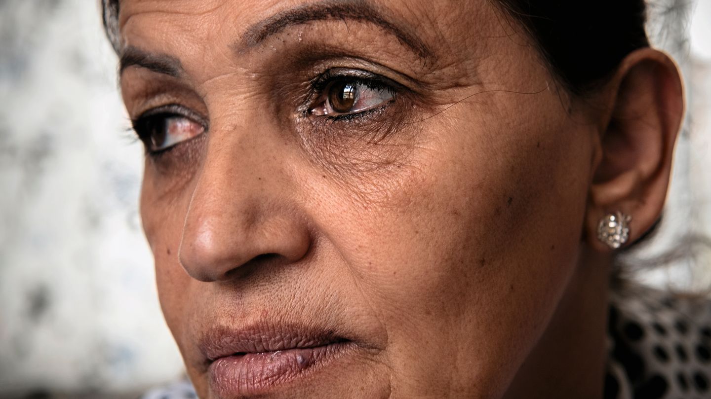 Schamila, 47 Jahre  Die vierfache Mutter arbeitet in Kabul für eine Einheit der Kriminalpolizei und untersucht vor allem Todesfälle von Frauen ...