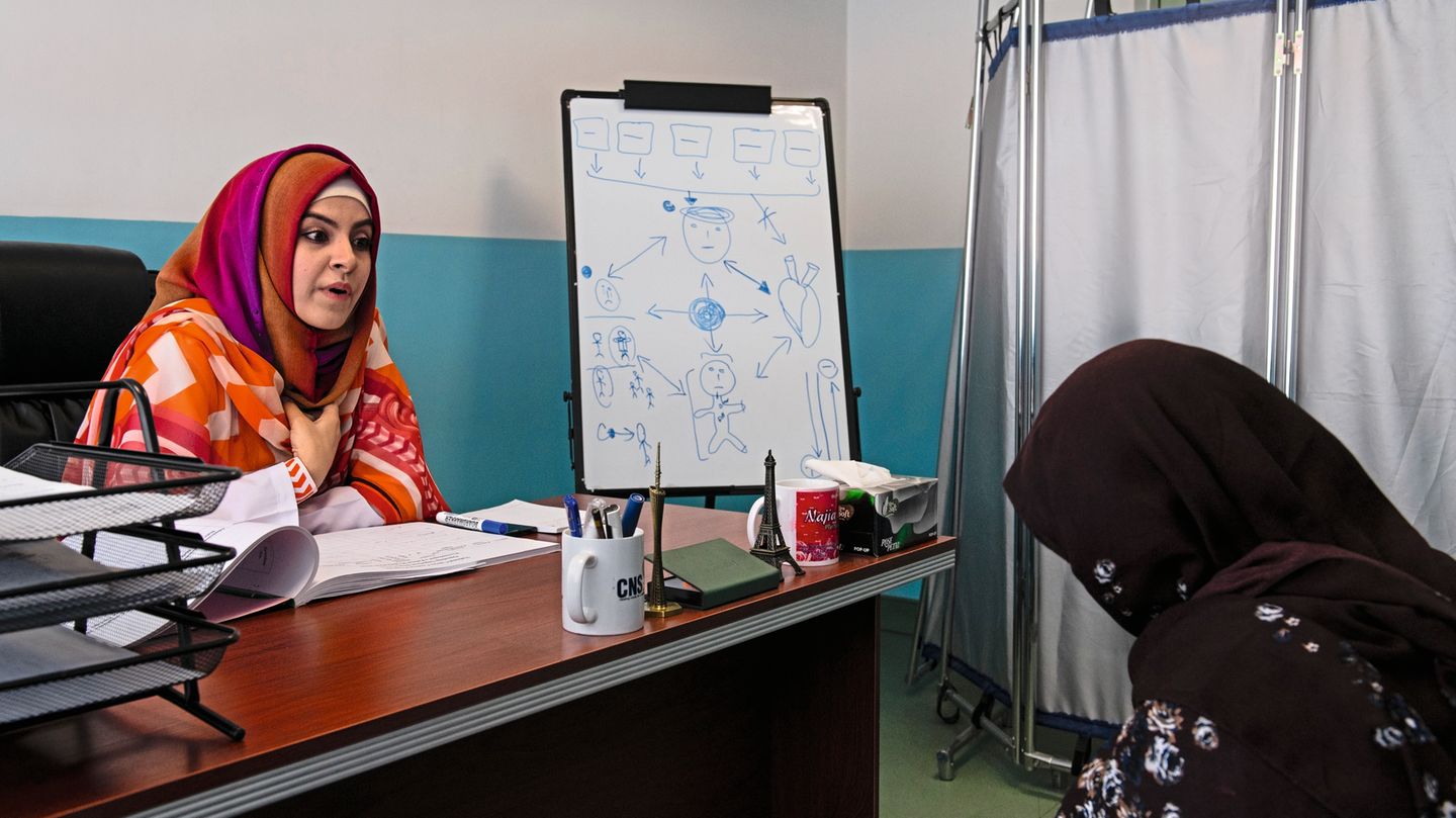 Dr. Nadschia, 26 Jahre  Sie hat in Pakistan Psychologie studiert und ist eine der wenigen Verhaltenstherapeuten in Kabul. Ihre Sprechstunden im Dschumhuria-Krankenhaus besuchen täglich rund ein Dutzend traumatisierte Patienten.