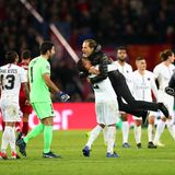 Wie groß der Erfolgsdruck auf Tuchel gewesen sein muss, lässt sich an diesem Bild ablesen. Ausgelassen feierte der erleichterte  Tuchel den Sieg über Liverpool. Ein Aus in der Gruppenphase hätte ihn den Job kosten können.