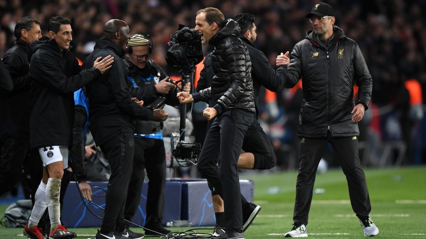 Nach Abpfiff klatscht sich Tuchel mit den Spielern ab. Klopp nur übrig, dem Siegerteam zu gratulieren.