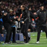 Nach Abpfiff klatscht sich Tuchel mit den Spielern ab. Klopp nur übrig, dem Siegerteam zu gratulieren.