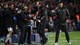 Nach Abpfiff klatscht sich Tuchel mit den Spielern ab. Klopp nur übrig, dem Siegerteam zu gratulieren.