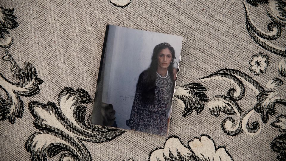 Ein altes Bild von Schamila. Sie wirkt dünn und zerbrechlich. Es stammt aus der Zeit, als sie zum ersten Mal zu ihrer Familie zurückkehren konnte, nachdem es ihr gelungen war, ihrem gewalttätigem Ehemann zu entfliehen.