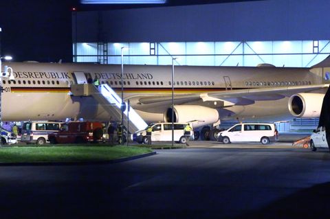 Der Kanzler-Airbus Konrad Adenauer auf dem Rollfeld des Kölner Flughafens