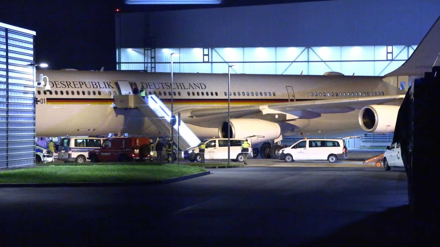 Der Kanzler-Airbus Konrad Adenauer auf dem Rollfeld des Kölner Flughafens