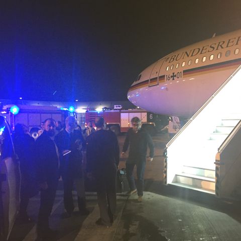 Der Kanzlerinnen-Airbus "Konrad Adenauer" nach der Landung auf dem Rollfeld des Flughafens Köln/Bonn