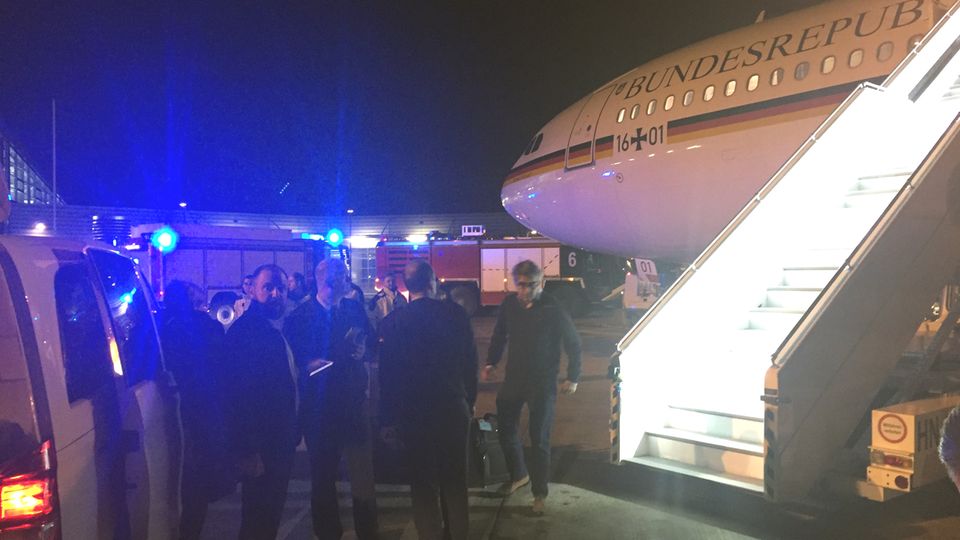 Der Kanzlerinnen-Airbus "Konrad Adenauer" nach der Landung auf dem Rollfeld des Flughafens Köln/Bonn