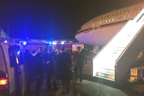 Der Kanzlerinnen-Airbus "Konrad Adenauer" nach der Landung auf dem Rollfeld des Flughafens Köln/Bonn