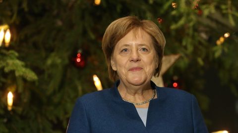 Kanzlerin Angela Merkel Mitte dieser Woche, als die drei traditionellen Weihnachtsbäume fürs Kanzleramt aufgestellt wurden