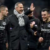 Trainer Adi Hütter - der Erfolgsgarant  Der Österreicher, der im Sommer von den Young Boys Bern als Nachfolger von Niko Kovac kam, erweist sich immer mehr als perfekte Verpflichtung. Anfangs hatte er Eingewöhungsschwierigkeiten und das Team Probleme. Formtiefs einiger Spieler und das 4-4-2-System des Trainers inklusive einiger übereifriger Personalentscheidungen (Trainingsgruppe 2) ließen Zweifel an Hütter aufkommen. Nur vier Punkte holte die Eintracht aus den ersten fünf Spielen. Aber Hütter schaffte die Wende. Er stellte das Spielsysten auf ein 3-4-1-2 um und pflanzte dem Team eine offensive Ausrichtung ein - mit Erfolg. Unter Hütter spielt die Eintracht spektakulär auf Angriff, auch sehr zur Freude der Fans.