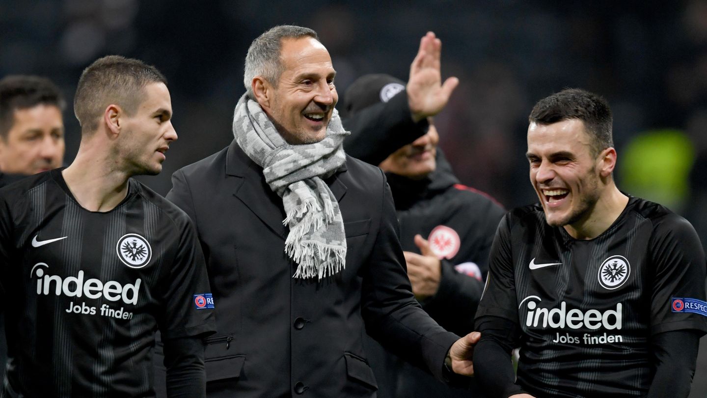 Adi Hütter Trainer Adi Hütter - der Erfolgsgarant Der Österreicher, der im Sommer von den Young Boys Bern als Nachfolger von Niko Kovac kam, erweist sich immer mehr als perfekte Verpflichtung. Anfangs hatte er Eingewöhungsschwierigkeiten und das Team Probleme. Formtiefs einiger Spieler und das 4-4-2-System des Trainers inklusive einiger übereifriger Personalentscheidungen (Trainingsgruppe 2) ließen Zweifel an Hütter aufkommen. Nur vier Punkte holte die Eintracht aus den ersten fünf Spielen. Aber Hütter schaffte die Wende. Er stellte das Spielsysten auf ein 3-4-1-2 um und pflanzte dem Team eine offensive Ausrichtung ein - mit Erfolg. Unter Hütter spielt die Eintracht spektakulär auf Angriff, auch sehr zur Freude der Fans.