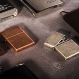 Ein Zippo ist ein richtiges Männerspielzeug. Wer wirklich cool das Lagerfeuer, die Kerzen an einem romantischen Abend oder den Grill beim BBQ anzuzünden möchte, der braucht ein Zippo. Hier kann man den kleinen Helfer für rund 55 Euro bestellen: zippo.de