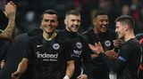 Das magische Dreieck  Luka Jovic (r.), Sébastien Haller (2. v. r.) und Ante Rebic (M.) bilden ein kongeniales Angriffstrio. Der Kroate Rebic, WM-Final-Teilnehmer, lenkt seine Vorderleute, zusammen setzen sie die Vorgaben des Trainers perfekt um und zelebrieren einen Hochgeschwindigkeitsfußball vom Allerfeinsten. Zur aktuellen Stärke der Eintracht gehört ebenso, dass die Spieler von der Bank ähnlich stark sind. Mijat Gaćinović zum Beispiel, der für Rebic im Europa-League Spiel spielte. Mit Filipp Kostic (im Bild links) und Nikolai Mülller stehen gute Ersatzleute parat.
