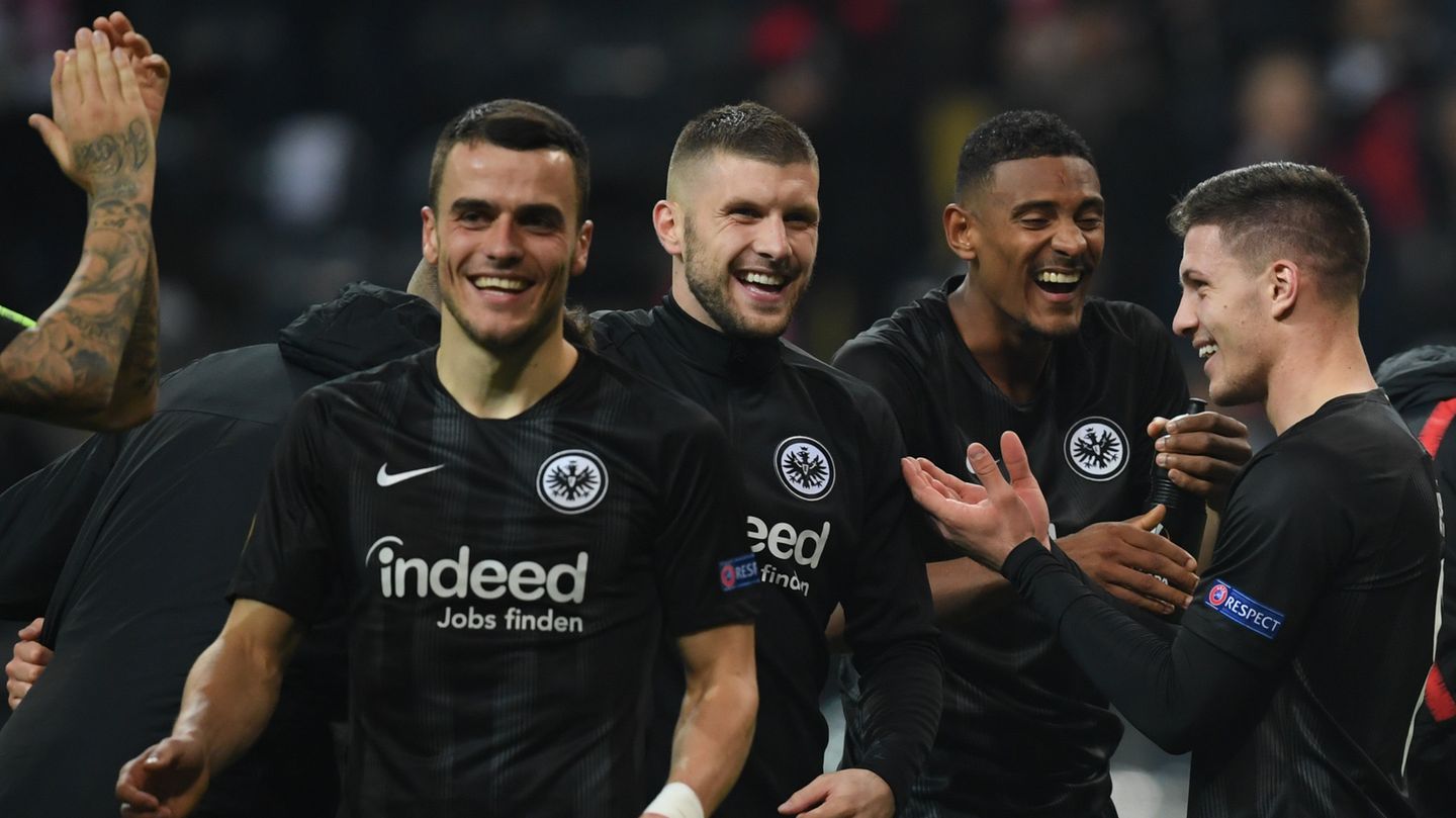 Erfolgsserie: Das magische Dreieck Luka Jovic (r.), Sébastien Haller (2. v. r.) und Ante Rebic (M.) bilden ein kongeniales Angriffstrio. Der Kroate Rebic, WM-Final-Teilnehmer, lenkt seine Vorderleute, zusammen setzen sie die Vorgaben des Trainers perfekt um und zelebrieren einen Hochgeschwindigkeitsfußball vom Allerfeinsten. Zur aktuellen Stärke der Eintracht gehört ebenso, dass die Spieler von der Bank ähnlich stark sind. Mijat Gaćinović zum Beispiel, der für Rebic im Europa-League Spiel spielte. Mit Filipp Kostic (im Bild links) und Nikolai Mülller stehen gute Ersatzleute parat. Das magische Dreieck Luka Jovic (r.), Sébastien Haller (2. v. r.) und Ante Rebic (M.) bilden ein kongeniales Angriffstrio. Der Kroate Rebic, WM-Final-Teilnehmer, lenkt seine Vorderleute, zusammen setzen sie die Vorgaben des Trainers perfekt um und zelebrieren einen Hochgeschwindigkeitsfußball vom Allerfeinsten. Zur aktuellen Stärke der Eintracht gehört ebenso, dass die Spieler von der Bank ähnlich stark sind. Mijat Gaćinović zum Beispiel, der für Rebic im Europa-League Spiel spielte. Mit Filipp Kostic (im Bild links) und Nikolai Mülller stehen gute Ersatzleute parat.
