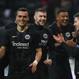Das magische Dreieck  Luka Jovic (r.), Sébastien Haller (2. v. r.) und Ante Rebic (M.) bilden ein kongeniales Angriffstrio. Der Kroate Rebic, WM-Final-Teilnehmer, lenkt seine Vorderleute, zusammen setzen sie die Vorgaben des Trainers perfekt um und zelebrieren einen Hochgeschwindigkeitsfußball vom Allerfeinsten. Zur aktuellen Stärke der Eintracht gehört ebenso, dass die Spieler von der Bank ähnlich stark sind. Mijat Gaćinović zum Beispiel, der für Rebic im Europa-League Spiel spielte. Mit Filipp Kostic (im Bild links) und Nikolai Mülller stehen gute Ersatzleute parat.