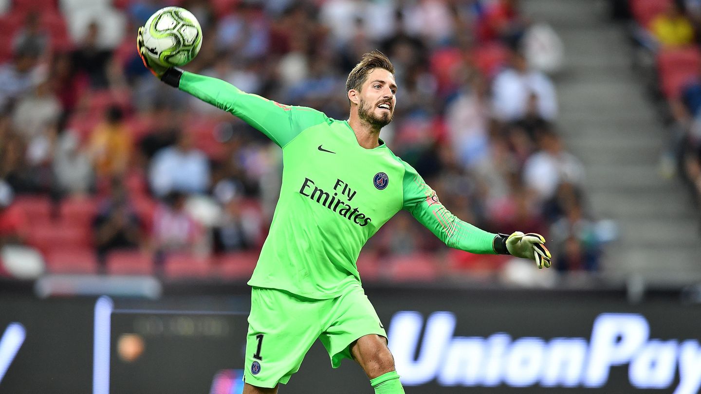 Erfolgsserie: Torwart Kevin Trapp - der Ruhepol Kevin Trapp setzt die Reihe der guten Eintracht-Keeper der vergangene Jahre fort. Der Nationalkeeper kam als Nachfolger von Lukáš Hrádecký im Sommer von Paris Saint-Germain und gehört zu den erfolgreichsten Transfers. Der Mann beweist immer wieder, warum er einst nach Paris wechselte und zu den besten Keepern in Deutschland gehört. Torwart Kevin Trapp - der Ruhepol Kevin Trapp setzt die Reihe der guten Eintracht-Keeper der vergangene Jahre fort. Der Nationalkeeper kam als Nachfolger von Lukáš Hrádecký im Sommer von Paris Saint-Germain und gehört zu den erfolgreichsten Transfers. Der Mann beweist immer wieder, warum er einst nach Paris wechselte und zu den besten Keepern in Deutschland gehört.