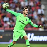 Torwart Kevin Trapp - der Ruhepol  Kevin Trapp setzt die Reihe der guten Eintracht-Keeper der vergangene Jahre fort. Der Nationalkeeper kam als Nachfolger von Lukáš Hrádecký im Sommer von Paris Saint-Germain und gehört zu den erfolgreichsten Transfers. Der Mann beweist immer wieder, warum er einst nach Paris wechselte und zu den besten Keepern in Deutschland gehört. 