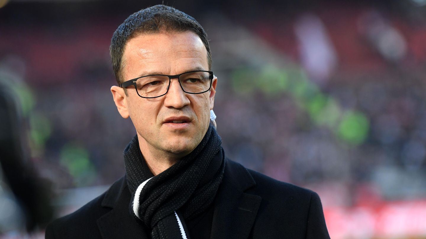 Erfolgsserie: Fredi Bobic - der Manager mit dem richtigen Gespür Bobic, Sport-Chef der Eintracht, kann man nichts vormachen. Der frühere Torjäger und Nationalspieler hat offenbar ein Händchen für wichtige Personalentscheidungen. Er ist ein Vollprofi, der kühl Entscheidungen zum Wohle des Klubs trifft. Als es in der vergangenen Saison das Wechsel-Theater um Niko Kovac gab, sendete er einige verbale Spitzen Richtung München, widerstand aber der Versuchung, aus persönlicher Enttäuschung heraus dem Trainer vorzeitig den Laufpass zu geben. Lohn war der Pokalsieg gegen die Bayern. Seine Transfer-Entscheidungen, die er gemeinsam mit Sportdirektor Bruno Hübner trifft, bilden die Grundlage des Erfolgs. Er holte einst Kovac und jetzt Hütter. Nicht umsonst wurde er von einer Fachjury, der unter anderem Jogi Löw und Oliver Kahn angehören, vom Fußball-Magazin "11Freunde" zum Manager des Jahres gekürt. Fredi Bobic - der Manager mit dem richtigen Gespür Bobic, Sport-Chef der Eintracht, kann man nichts vormachen. Der frühere Torjäger und Nationalspieler hat offenbar ein Händchen für wichtige Personalentscheidungen. Er ist ein Vollprofi, der kühl Entscheidungen zum Wohle des Klubs trifft. Als es in der vergangenen Saison das Wechsel-Theater um Niko Kovac gab, sendete er einige verbale Spitzen Richtung München, widerstand aber der Versuchung, aus persönlicher Enttäuschung heraus dem Trainer vorzeitig den Laufpass zu geben. Lohn war der Pokalsieg gegen die Bayern. Seine Transfer-Entscheidungen, die er gemeinsam mit Sportdirektor Bruno Hübner trifft, bilden die Grundlage des Erfolgs. Er holte einst Kovac und jetzt Hütter. Nicht umsonst wurde er von einer Fachjury, der unter anderem Jogi Löw und Oliver Kahn angehören, vom Fußball-Magazin "11Freunde" zum Manager des Jahres gekürt.