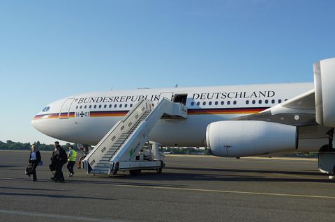 Der  Regierungs-Airbus A340 steht auf dem Rollfeld des Flughafens Tegel