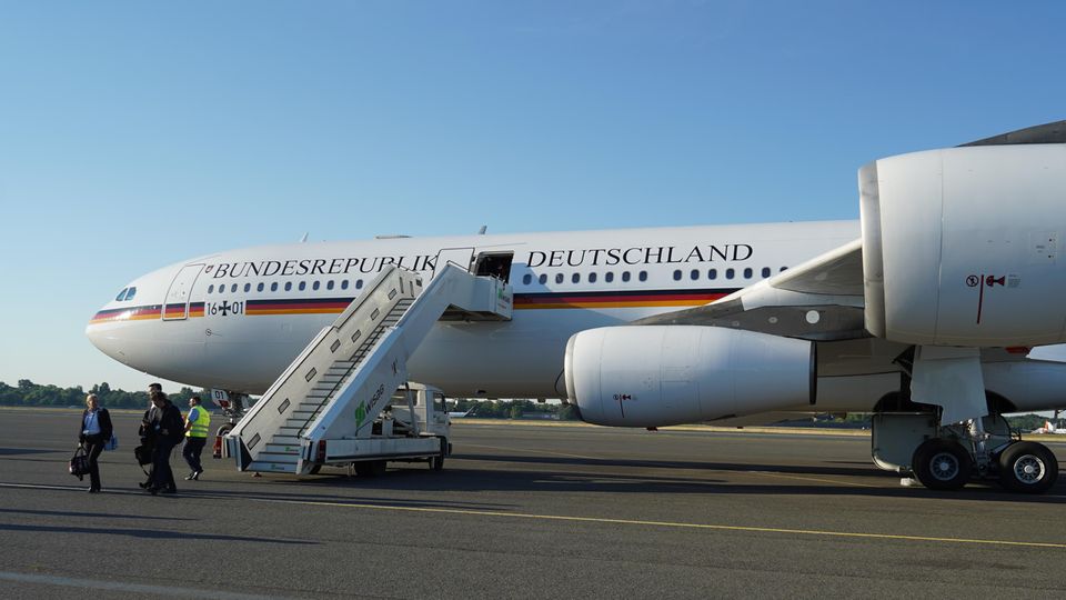 Der  Regierungs-Airbus A340 steht auf dem Rollfeld des Flughafens Tegel