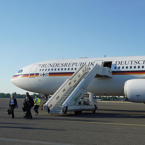 Der  Regierungs-Airbus A340 steht auf dem Rollfeld des Flughafens Tegel