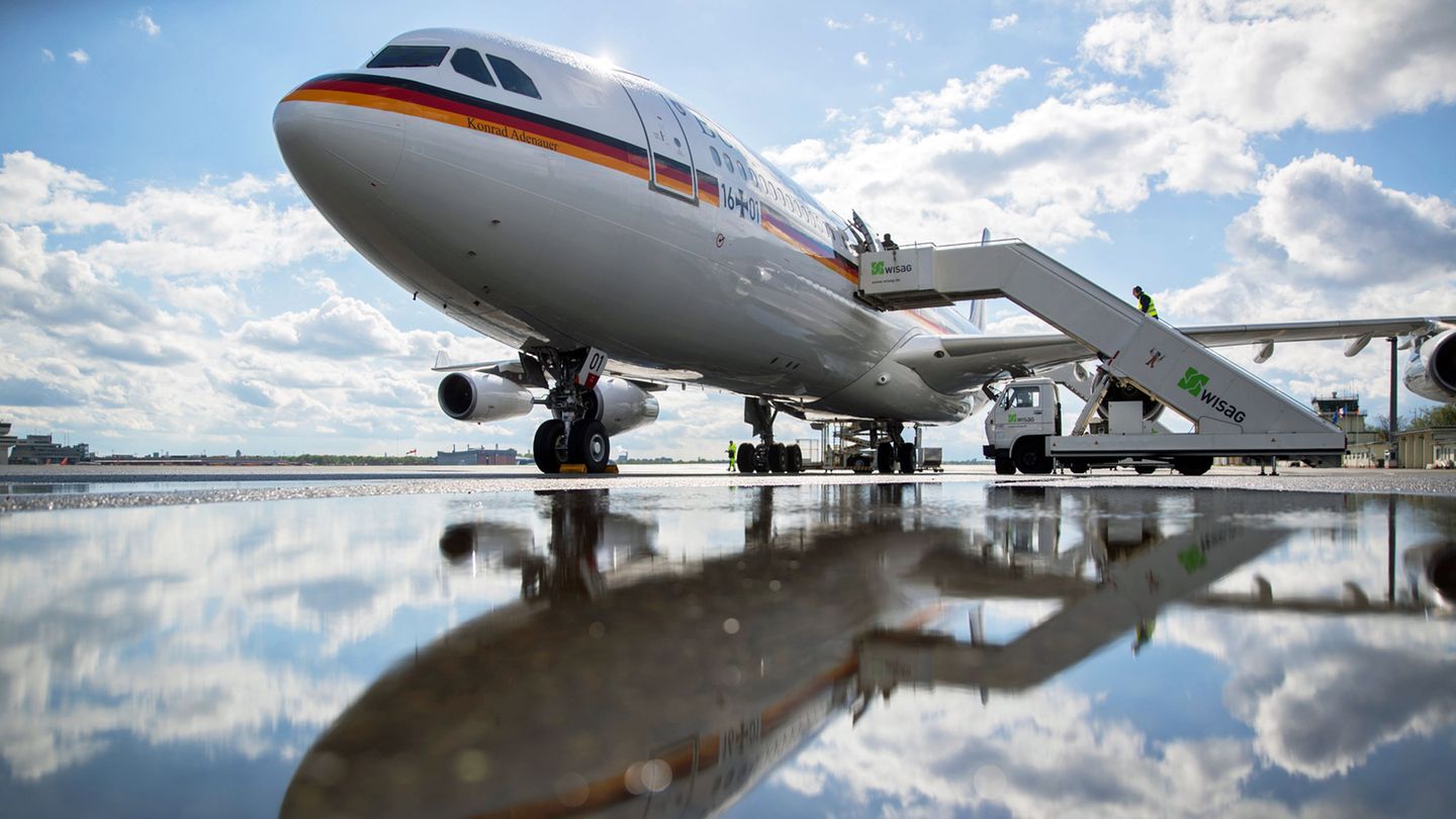 Der Airbus A340-300 der Flugbereitschaft der Bundeswehr mit dem Taufnamen "Konrad Adenauer", der am Donnerstagabend auf dem Weg nach Buenos Aires in Köln/Bonn landen musste.