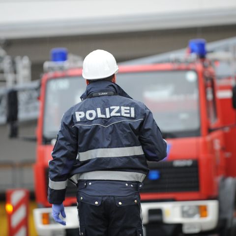 Polizist bei Feuerwehr-Einsatz